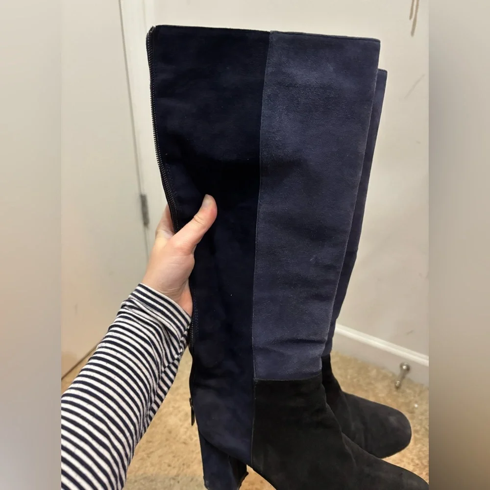 ๐ฅSOLD๐ฅ
Elegant Women's Knee-High Boots in Black and Blue - Picture 10 of 14